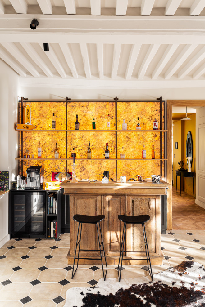 Inspiration for a contemporary home bar in Paris.