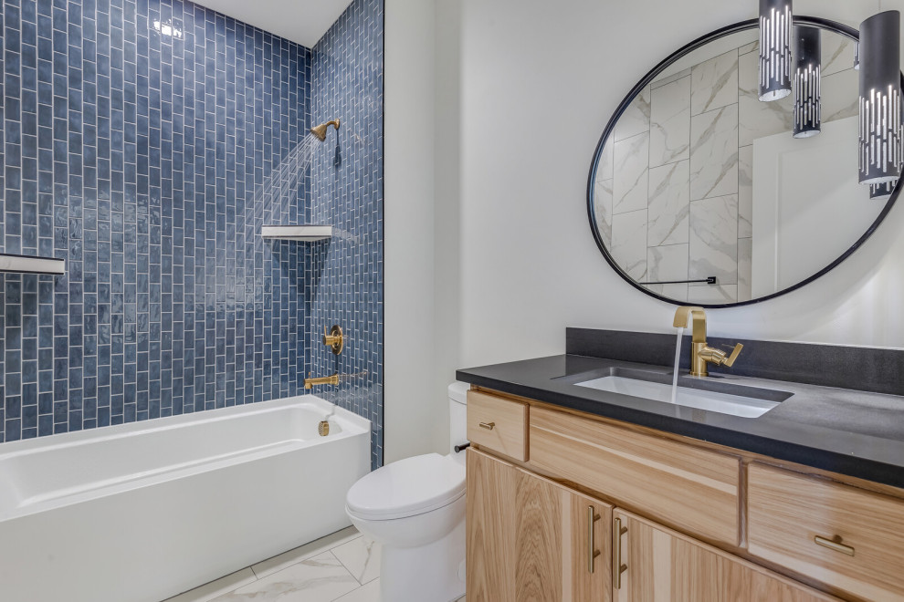 Источник вдохновения для домашнего уюта: детская ванная комната среднего размера в стиле модернизм с плоскими фасадами, светлыми деревянными фасадами, раздельным унитазом, керамической плиткой, белыми стенами, полом из керамической плитки, врезной раковиной, столешницей из искусственного кварца, серым полом, встроенной тумбой, ванной в нише, душем над ванной, синей плиткой, шторкой для ванной, черной столешницей и тумбой под одну раковину