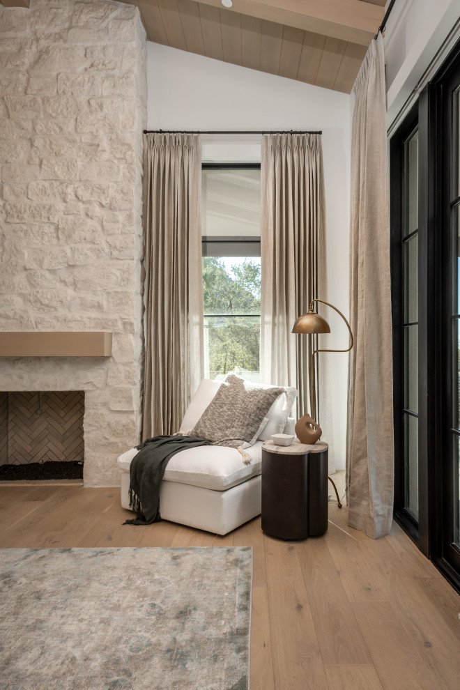 Стильный дизайн: большая хозяйская спальня в стиле неоклассика (современная классика) с белыми стенами, светлым паркетным полом, стандартным камином, фасадом камина из камня, бежевым полом, деревянным потолком и деревянными стенами - последний тренд