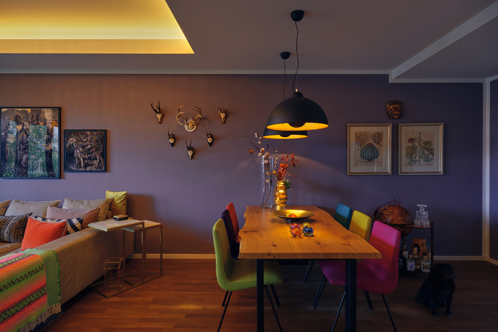 На фото: большая гостиная-столовая в современном стиле с фиолетовыми стенами, полом из ламината, коричневым полом, потолком с обоями и обоями на стенах