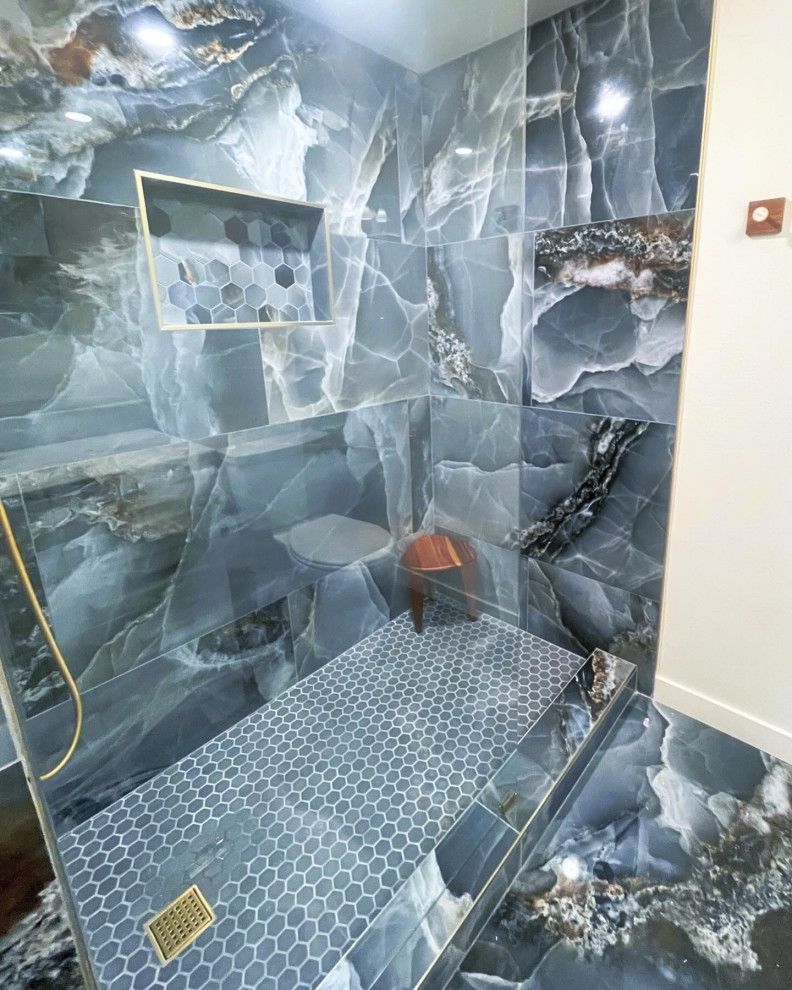Inspiration för ett mellanstort maritimt en-suite badrum, med blå kakel, porslinskakel, klinkergolv i keramik, blått golv och med dusch som är öppen