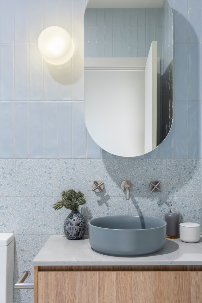 Imagen de cuarto de baño principal contemporáneo con baldosas y/o azulejos azules y paredes azules