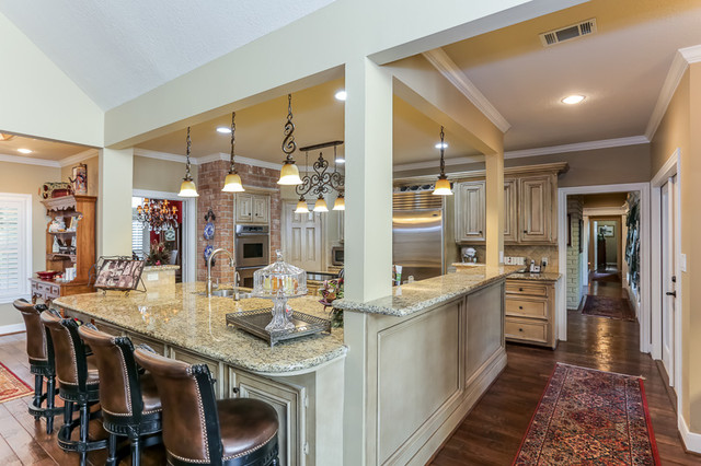 Grogan's Point Traditional traditional-kitchen
