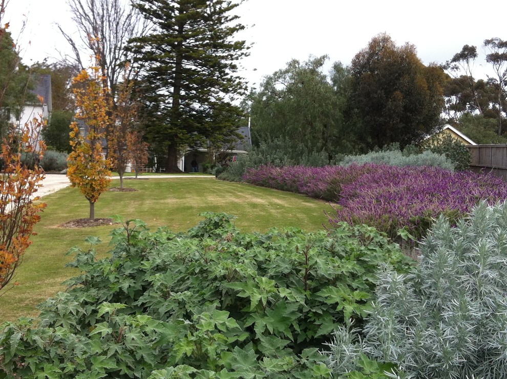 Design ideas for a large traditional garden in Geelong.