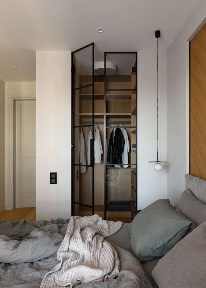 На фото: спальня среднего размера в современном стиле с серыми стенами, паркетным полом среднего тона и коричневым полом с