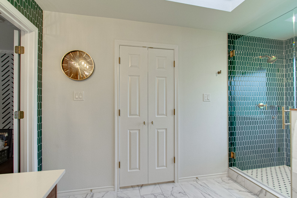Réalisation d'une salle de bain principale vintage en bois brun et bois de taille moyenne avec un placard en trompe-l'oeil, un espace douche bain, WC séparés, un carrelage vert, mosaïque, un mur vert, un sol en marbre, un lavabo encastré, un plan de toilette en quartz modifié, un sol blanc, une cabine de douche à porte battante, un plan de toilette blanc, une niche, meuble double vasque et meuble-lavabo sur pied.