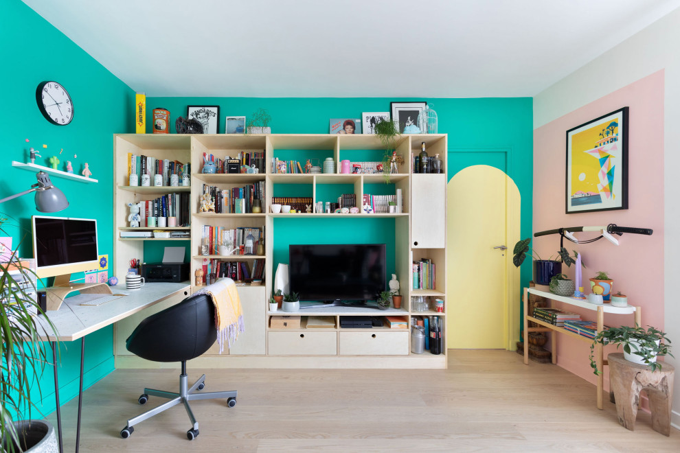 Aménagement d'un bureau contemporain avec un mur multicolore, parquet clair, un bureau indépendant et un sol beige.