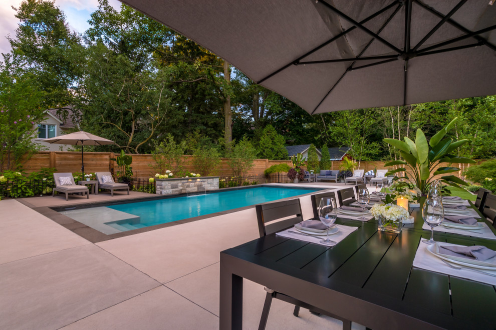 This is an example of a mid-sized transitional landscaping in Toronto.