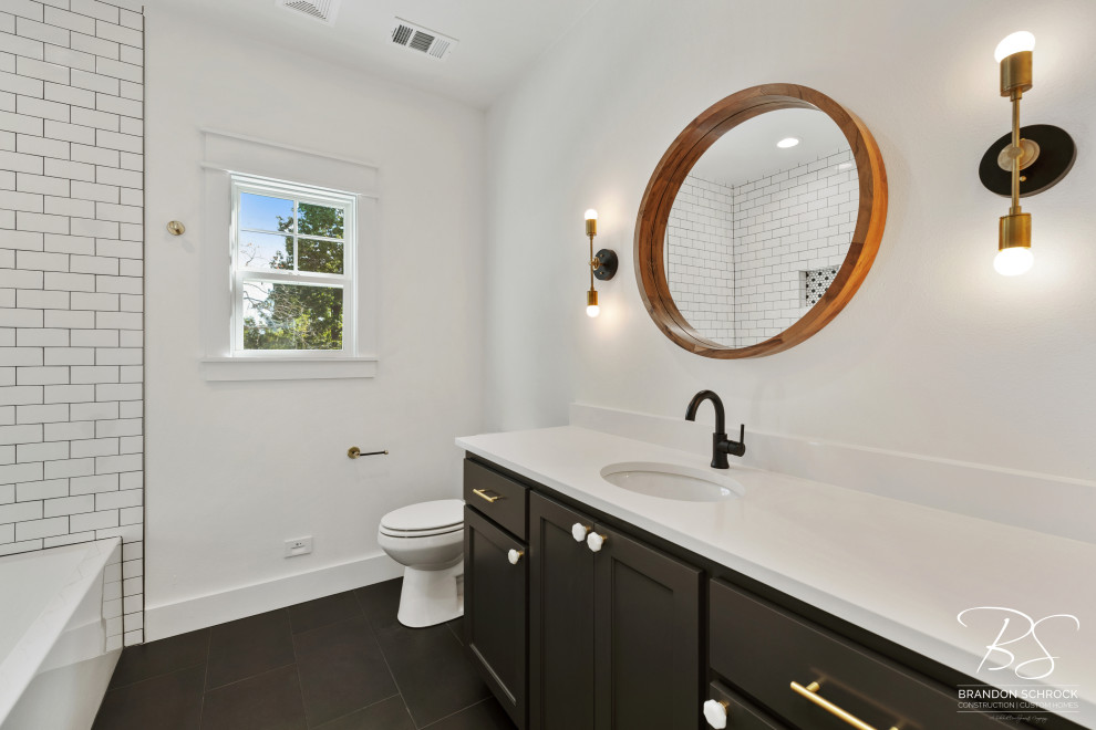 Landhaus Badezimmer mit schwarzen Schränken, weißer Wandfarbe, weißer Waschtischplatte, Einzelwaschbecken und eingebautem Waschtisch in Sonstige