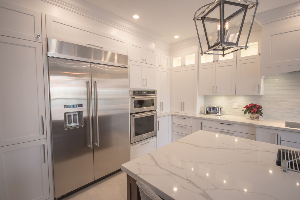 Kitchen - transitional kitchen idea in Toronto