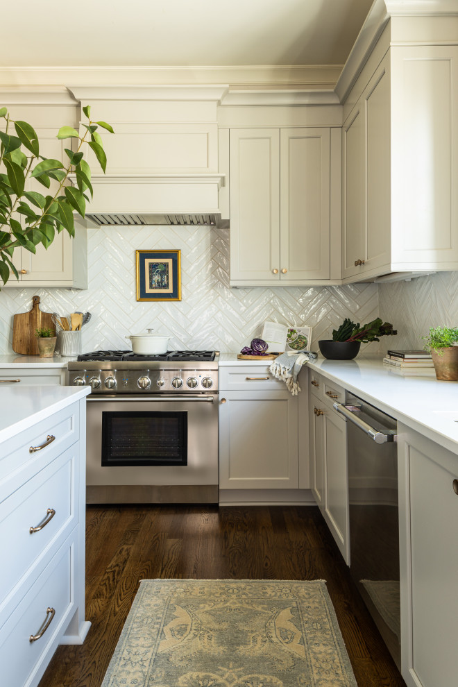 Example of a classic u-shaped dark wood floor kitchen pantry design in Raleigh with a single-bowl sink, shaker cabinets, quartz countertops, white backsplash, ceramic backsplash, stainless steel appliances, an island and white countertops