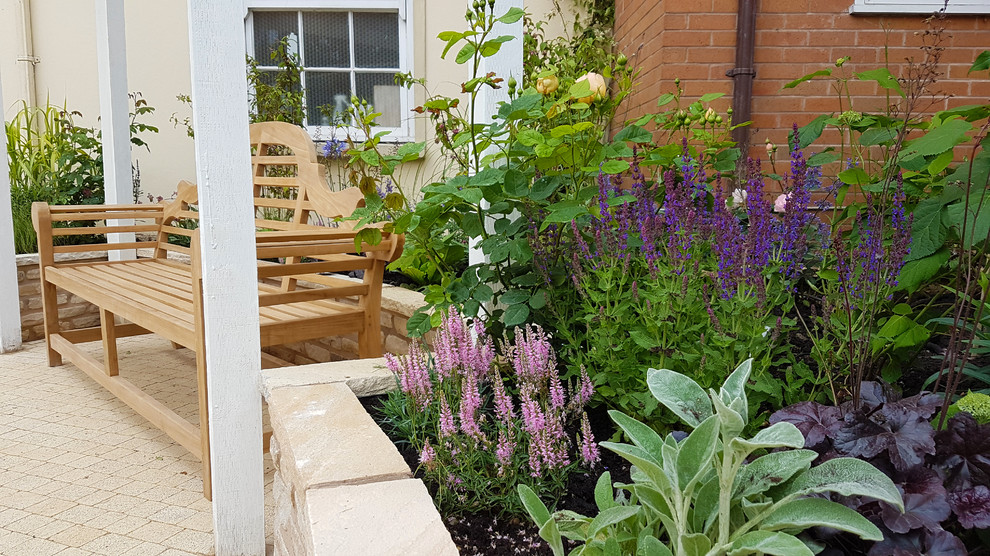 Inspiration for a small contemporary courtyard garden in West Midlands.