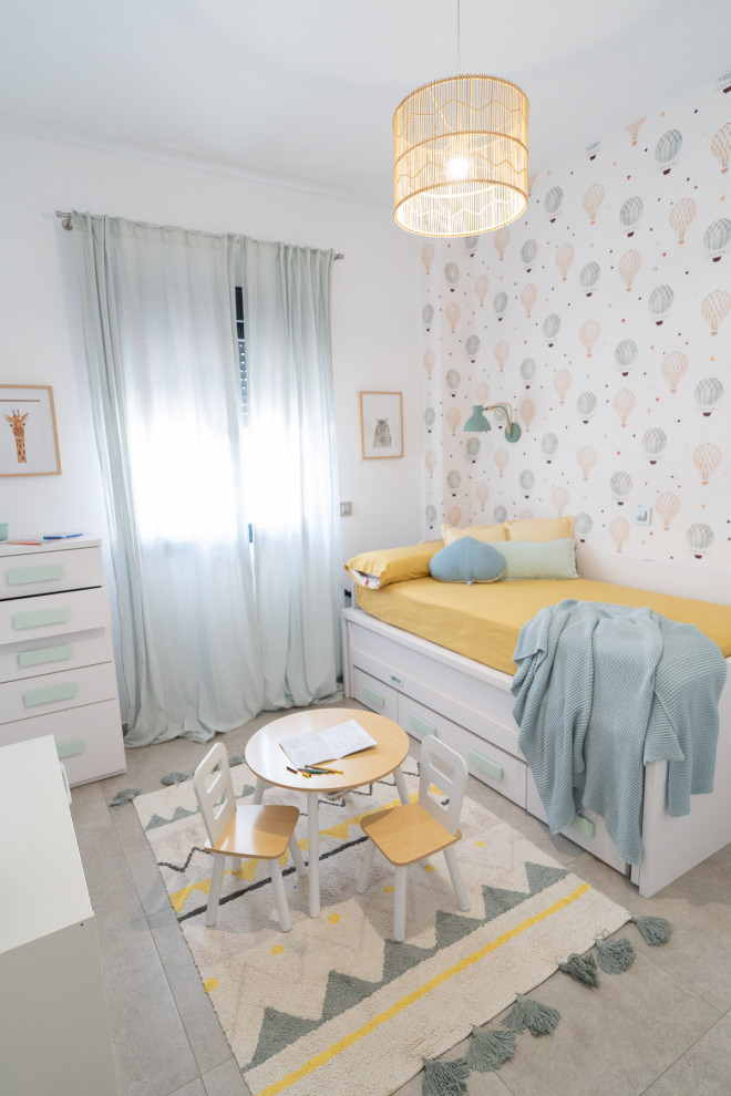 Idéer för ett mellanstort exotiskt könsneutralt barnrum kombinerat med sovrum och för 4-10-åringar, med vita väggar, klinkergolv i porslin och grått golv