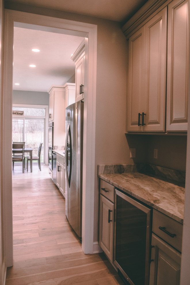 Mid-sized transitional home design photo