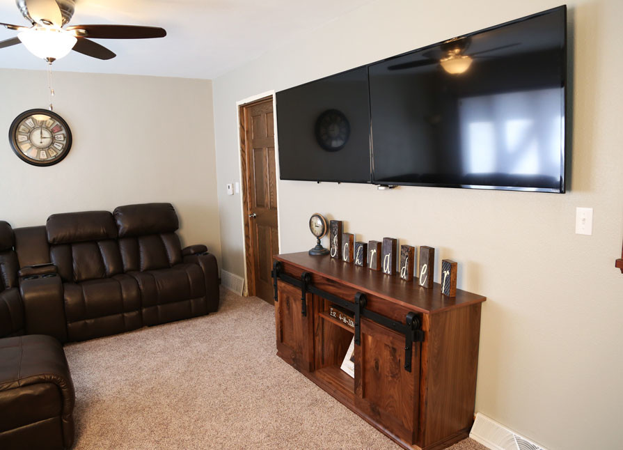 Example of a mountain style home design design in Cedar Rapids