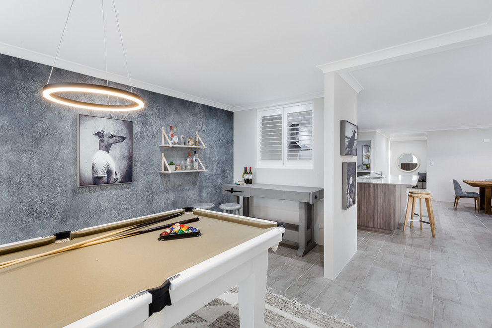 Foto de sala de juegos en casa abierta actual de tamaño medio con paredes grises, suelo de baldosas de cerámica y suelo gris