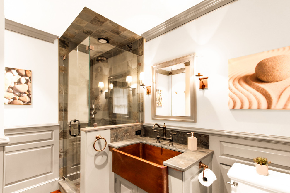 Foto på ett mycket stort rustikt grå badrum med dusch, med luckor med upphöjd panel, grå skåp, en hörndusch, vita väggar, mellanmörkt trägolv, granitbänkskiva och dusch med gångjärnsdörr