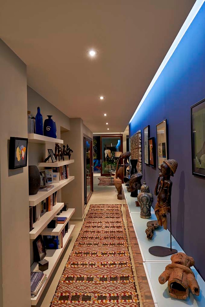 Inspiration pour un grand couloir design avec un mur beige.