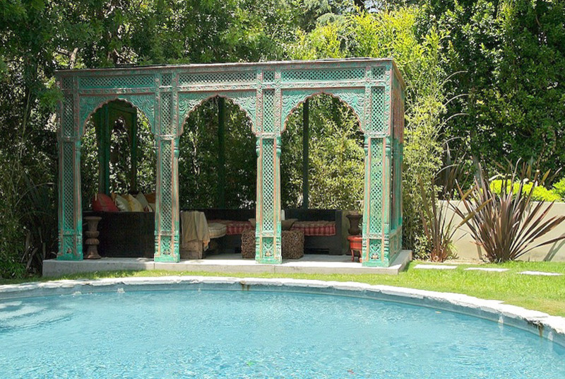 This is an example of an asian pool in Los Angeles.