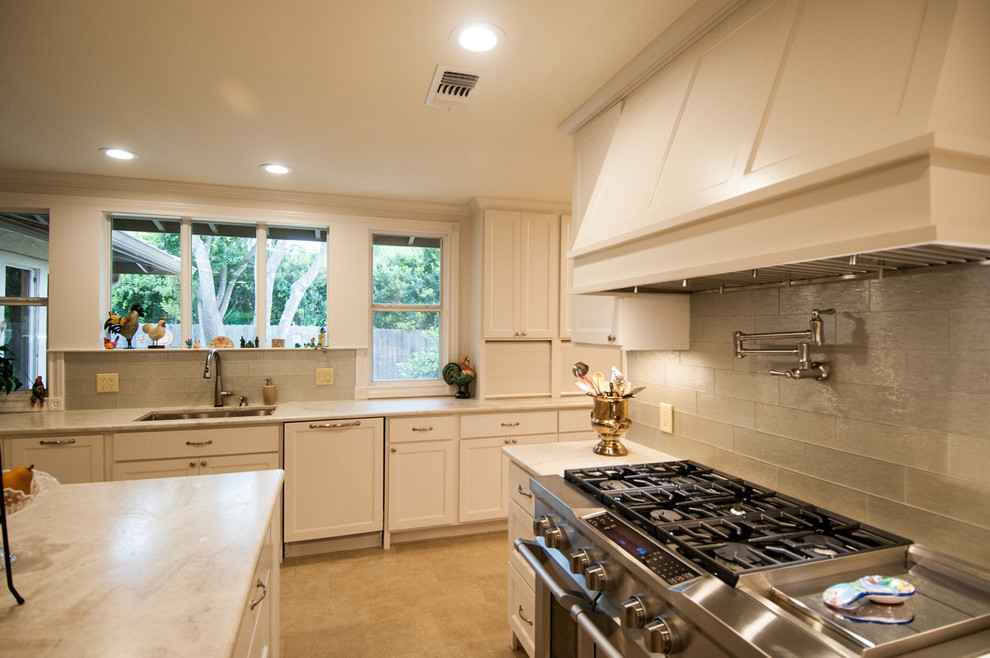 Kitchen - transitional kitchen idea in Austin