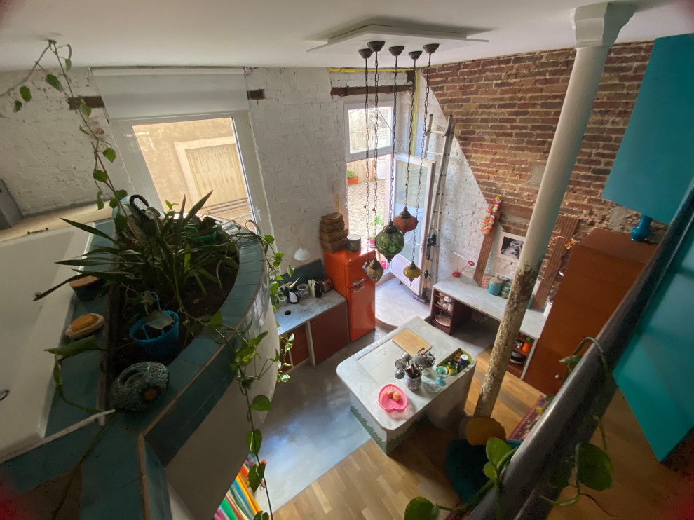 Transformation d'un local en loft brutaliste tropical