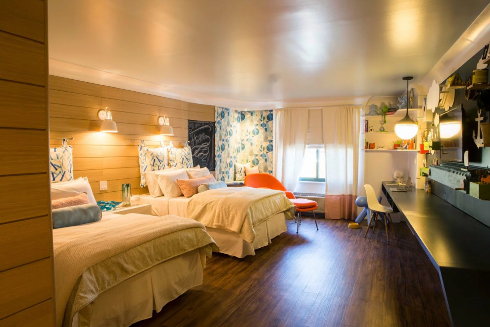 Ejemplo de habitación de invitados actual grande con suelo marrón y madera