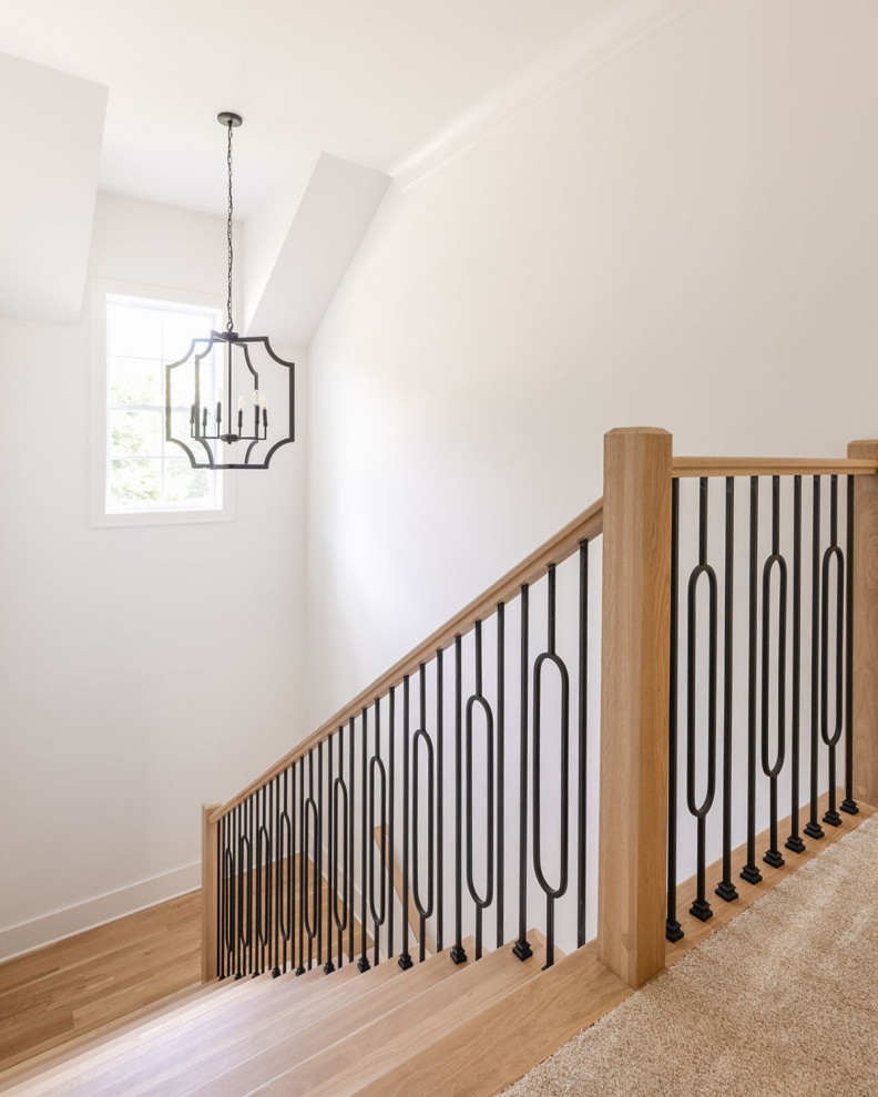 Diseño de escalera clásica renovada con contrahuellas de madera