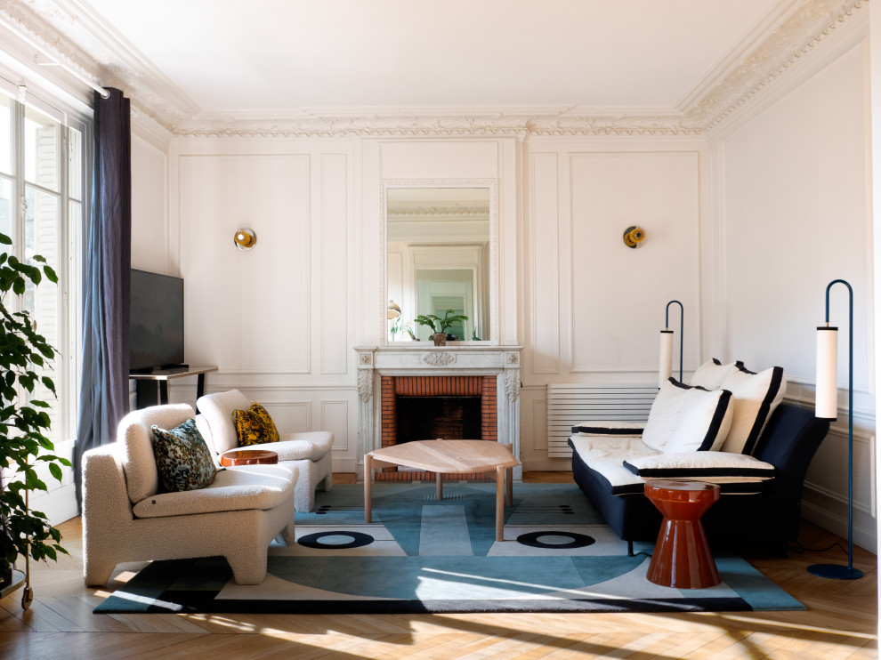 Cette photo montre un salon blanc et bois chic de taille moyenne et ouvert avec un mur blanc, un sol en bois brun, une cheminée standard, un téléviseur indépendant et un sol marron.