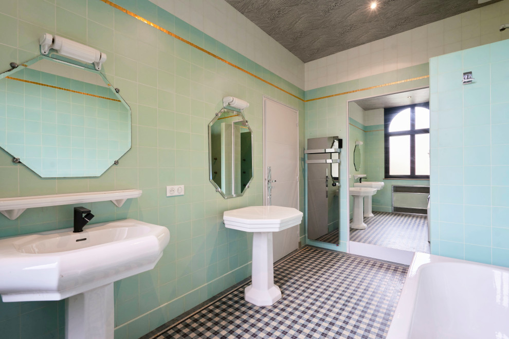Diseño de cuarto de baño doble vintage pequeño con bañera encastrada, baldosas y/o azulejos verdes, baldosas y/o azulejos de terracota, paredes verdes, lavabo con pedestal, suelo gris y encimeras blancas