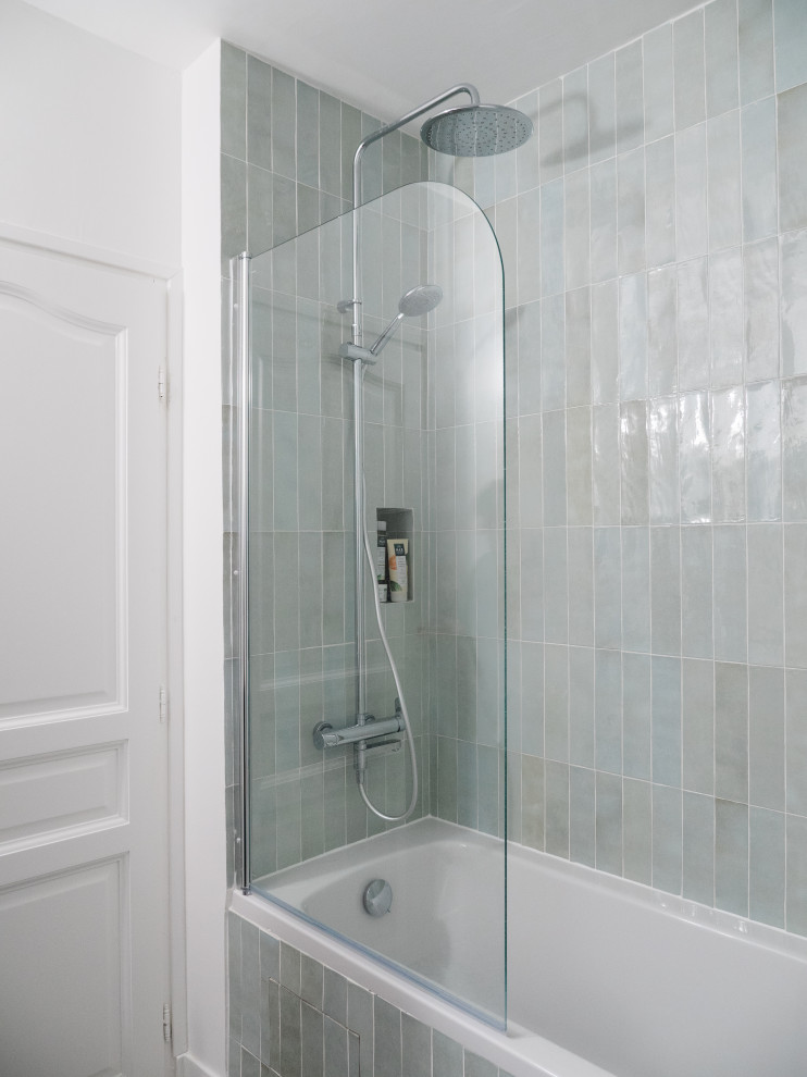 Mittelgroßes Modernes Badezimmer En Suite mit Unterbauwanne, Duschbadewanne, rosa Fliesen, weißer Wandfarbe, weißer Waschtischplatte und Einzelwaschbecken in Paris
