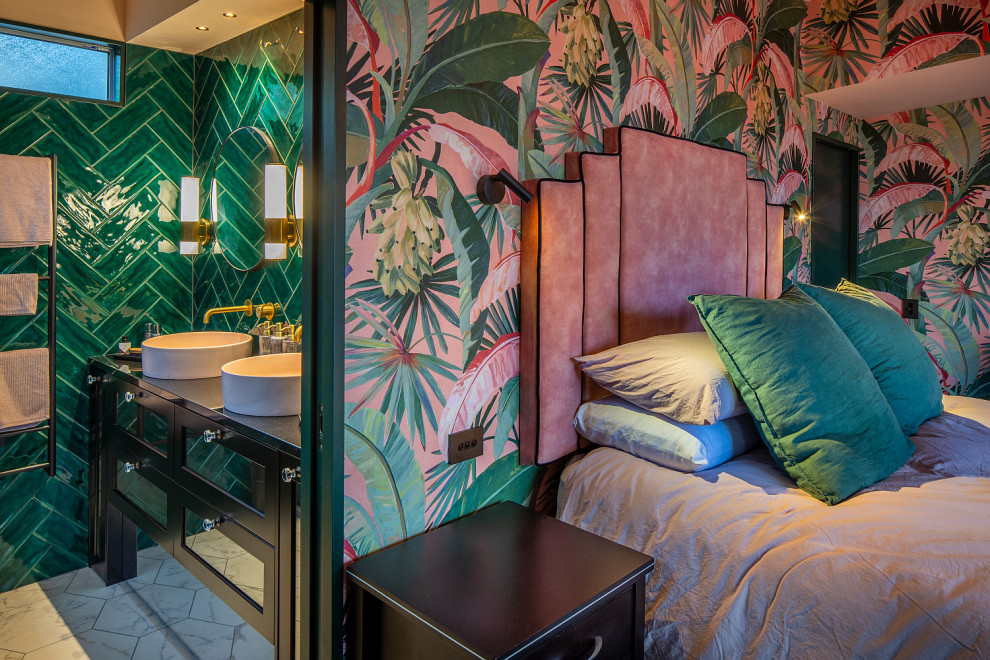 На фото: хозяйская спальня среднего размера в морском стиле с розовыми стенами, ковровым покрытием, серым полом и обоями на стенах