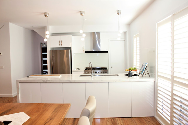 Mitcham White Kitchen moderno