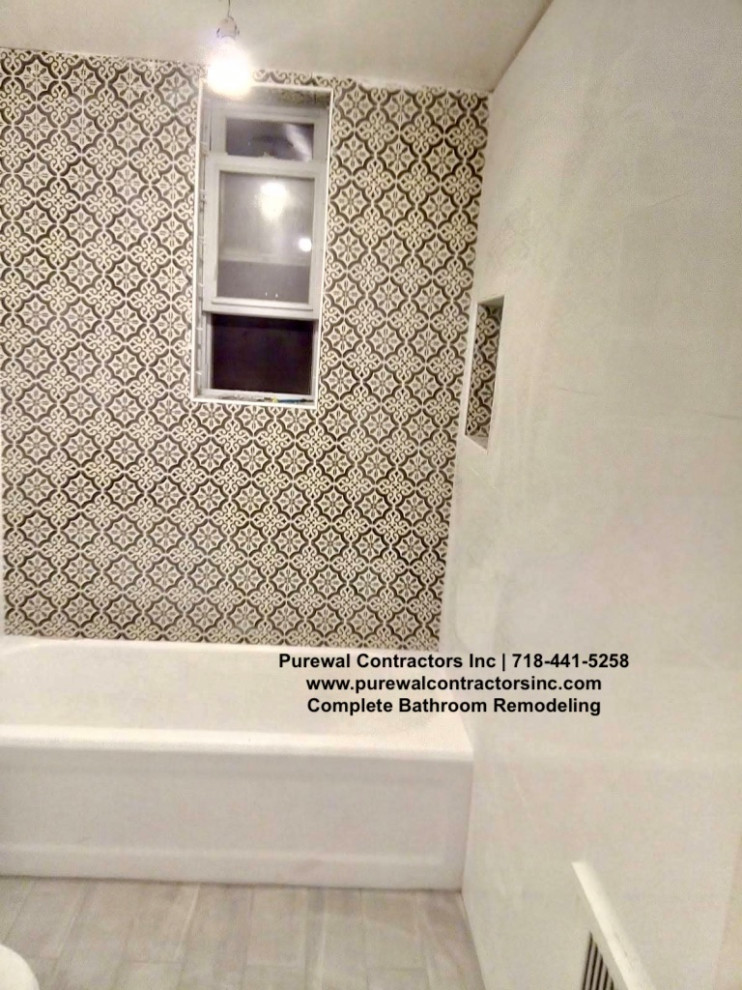Cette photo montre une petite salle de bain principale tendance avec un placard avec porte à panneau surélevé, des portes de placard noires, une baignoire posée, WC séparés, des carreaux de porcelaine, un mur multicolore, un sol en brique, un lavabo encastré, un plan de toilette en quartz, un sol gris, un plan de toilette blanc, une niche, meuble simple vasque et meuble-lavabo sur pied.
