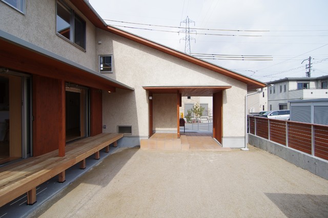 畳リビングでほっこりくつろぐ家 moderno-fachada