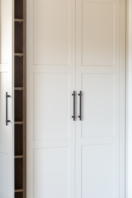 Modern Rustic Barn Conversion nyklassisk-opbevaring-og-garderobe