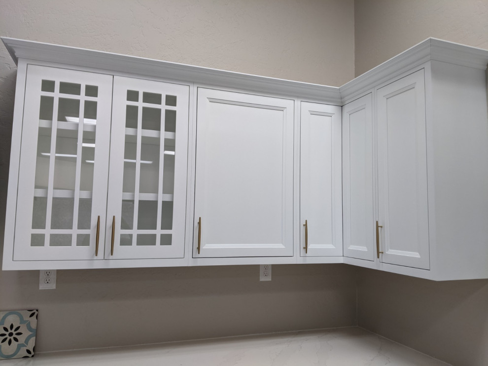 Exempel på ett stort lantligt vit vitt kök, med en nedsänkt diskho, luckor med glaspanel, vita skåp, marmorbänkskiva, beige stänkskydd, rostfria vitvaror, cementgolv, en köksö och grått golv