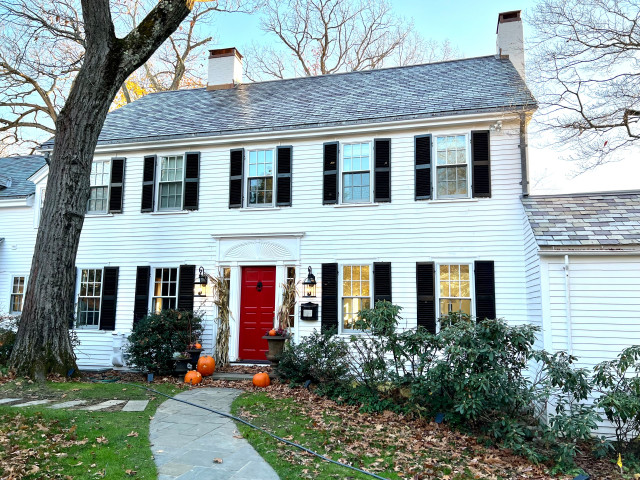 1930s New England Colonial: Exterior, Entry, Front Hall klassisk-fasad