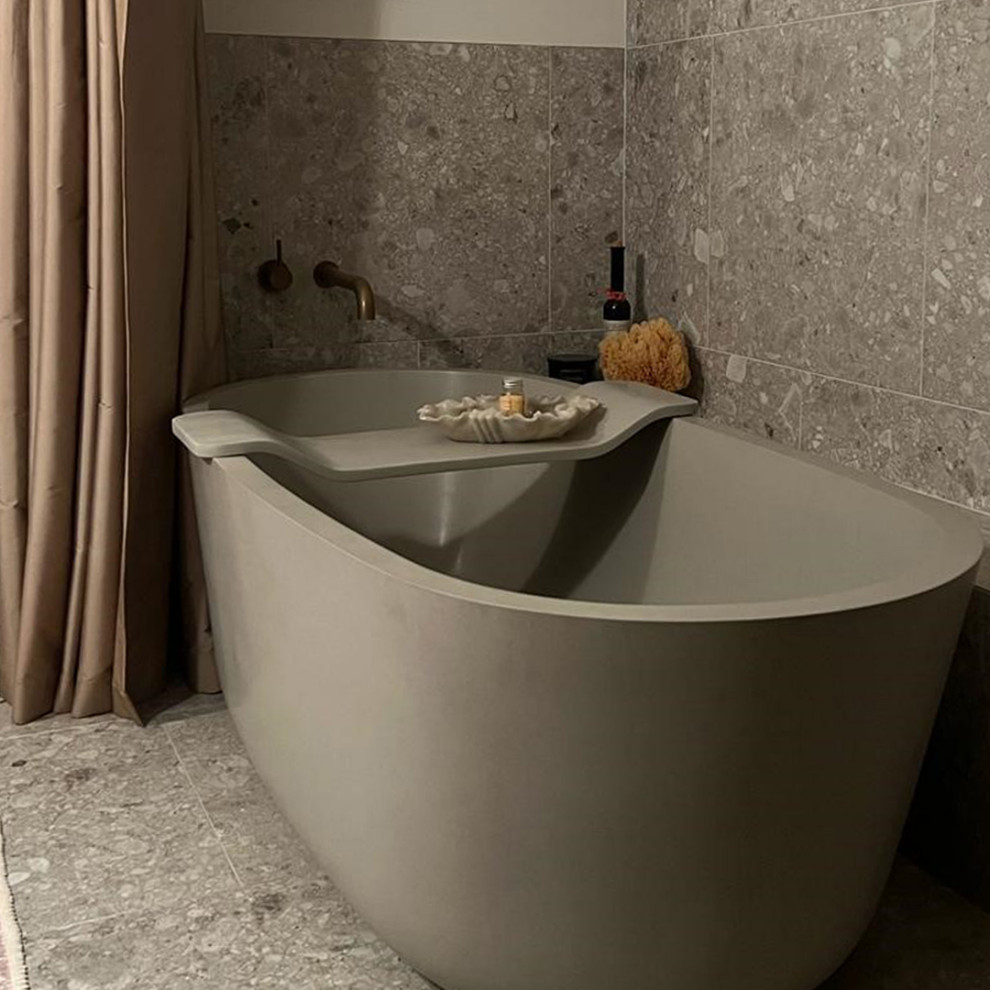 Foto di una stanza da bagno contemporanea con vasca freestanding, piastrelle grigie e pareti bianche