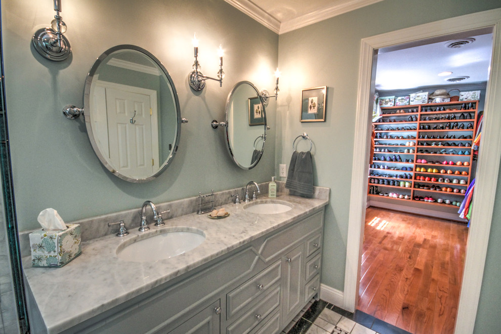 Mid-sized beach style master bathroom in Richmond with recessed-panel cabinets, grey cabinets, a curbless shower, blue tile, subway tile, blue walls, ceramic floors, an undermount sink and granite benchtops.