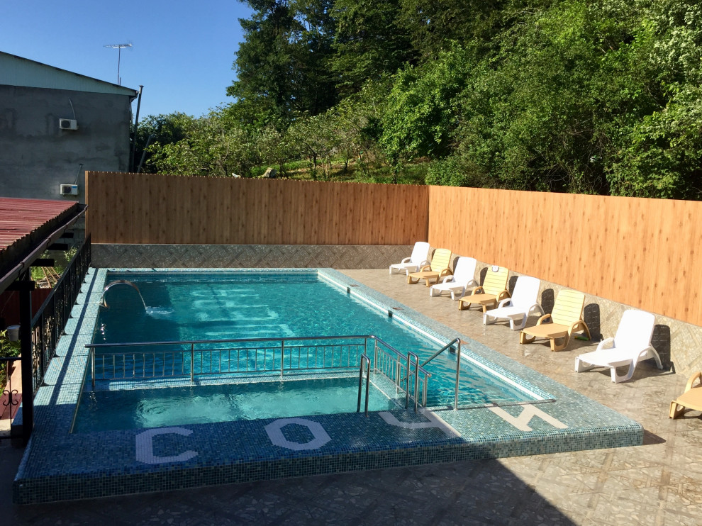 Бассейн в гостинице Вишера