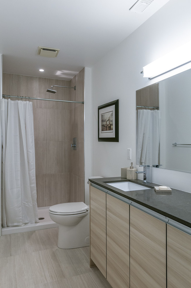 Example of a transitional bathroom design in Toronto