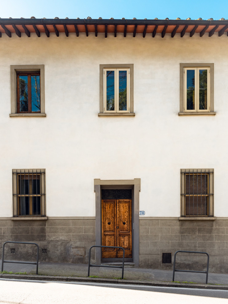 フィレンツェにある低価格のトラディショナルスタイルのおしゃれな家の外観 (混合材サイディング、アパート・マンション) の写真