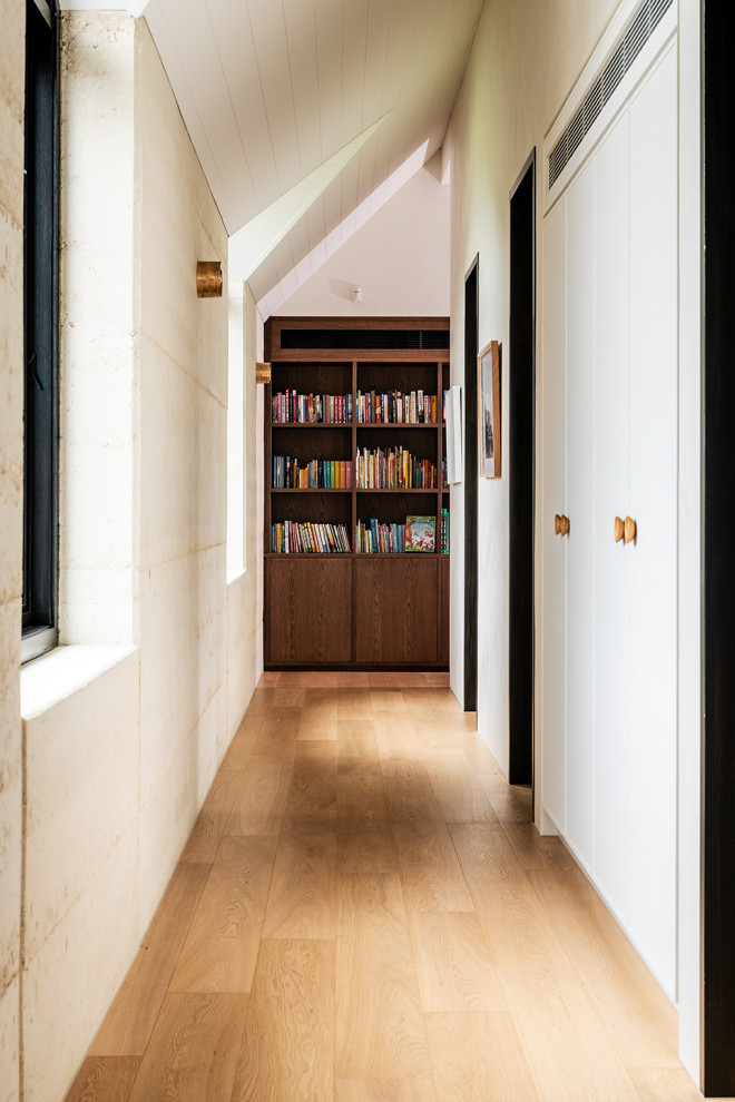 На фото: коридор среднего размера в современном стиле с бежевыми стенами, светлым паркетным полом, бежевым полом и потолком из вагонки с