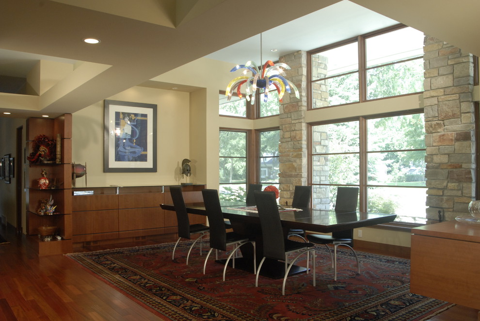 This is an example of a modern dining room in Milwaukee.