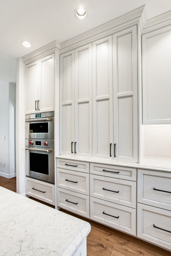 Foto di una grande cucina contemporanea con ante bianche, top in quarzo composito, top bianco e ante in stile shaker