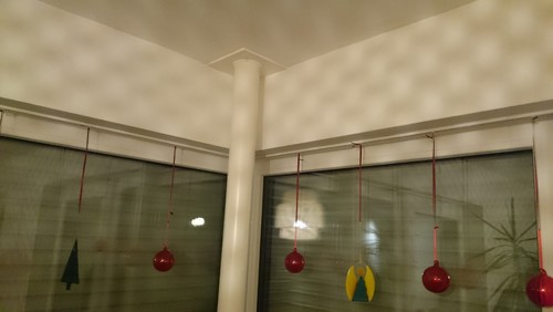 Wie kann man Vorhänge an einem Eckfenster mit Stütze anbringen?