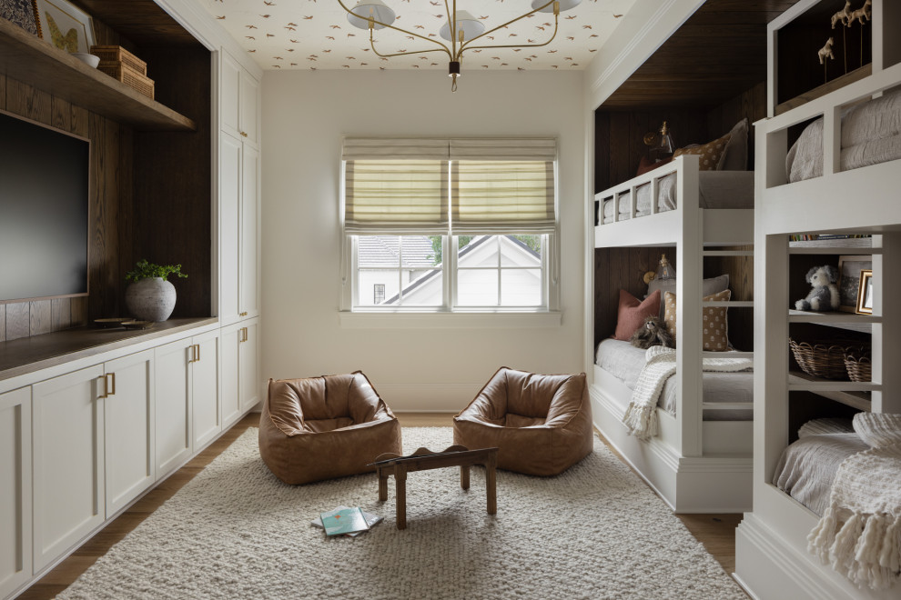 Example of a transitional kids' room design in Orlando