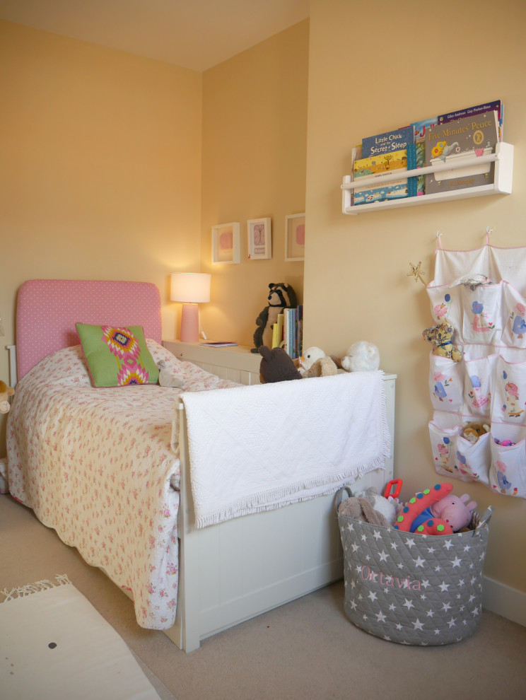 На фото: детская среднего размера в стиле модернизм с спальным местом, желтыми стенами, ковровым покрытием и бежевым полом для ребенка от 4 до 10 лет, девочки