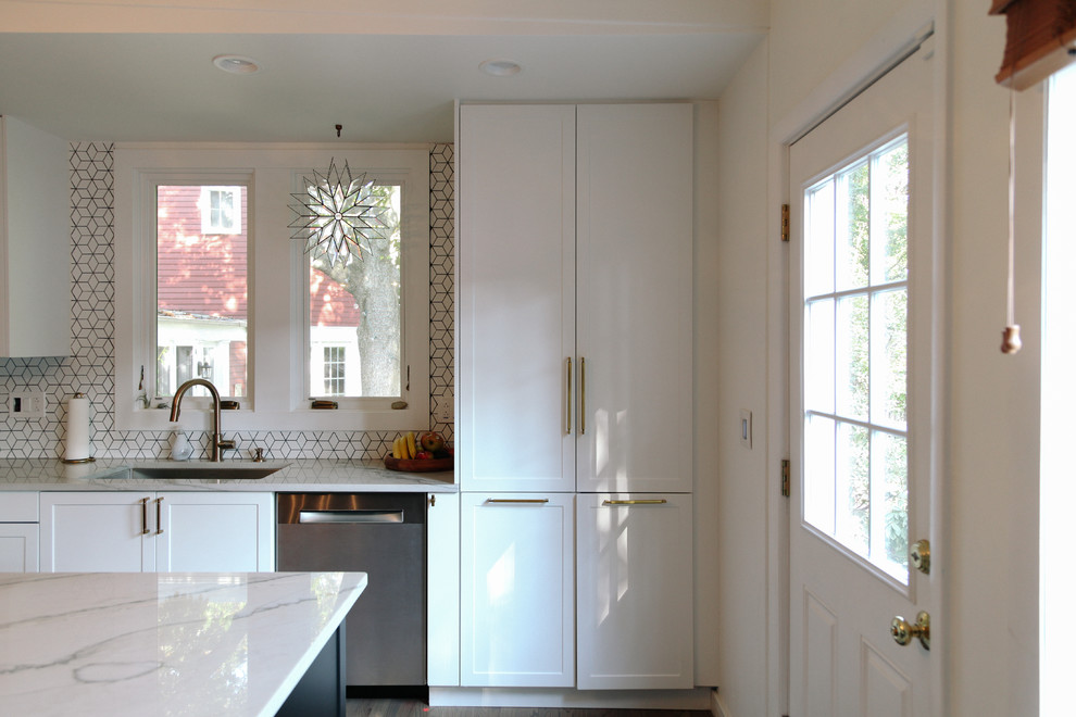 Kitchen - eclectic kitchen idea in Chicago