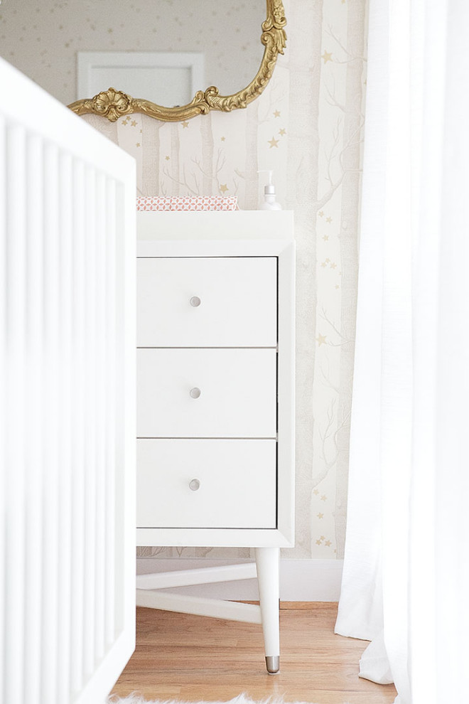 Источник вдохновения для домашнего уюта: нейтральная комната для малыша среднего размера в современном стиле с белыми стенами и паркетным полом среднего тона